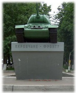 Танк-памятник на Октябрьском проспекте города Кирова, установленный в честь трудовых подвигов кировчан.JPG